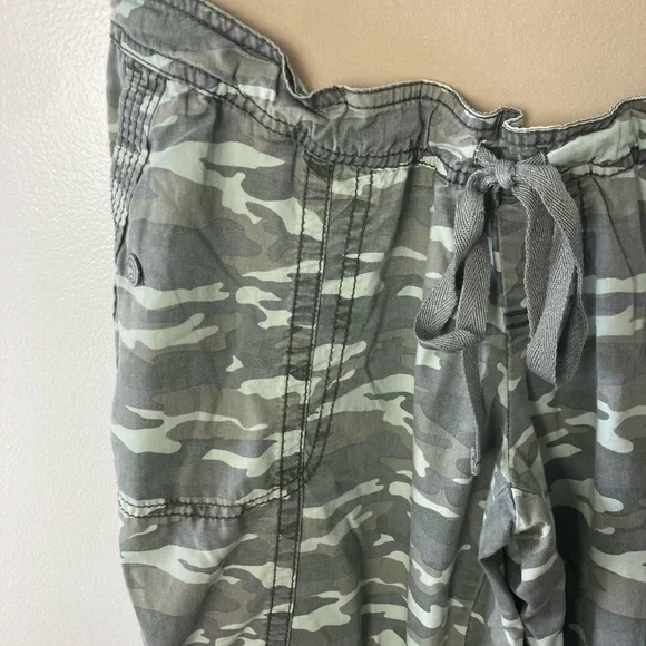 Motherhood Maternity Camo Pants Over the Belly Size Large - Picture 4 of 9